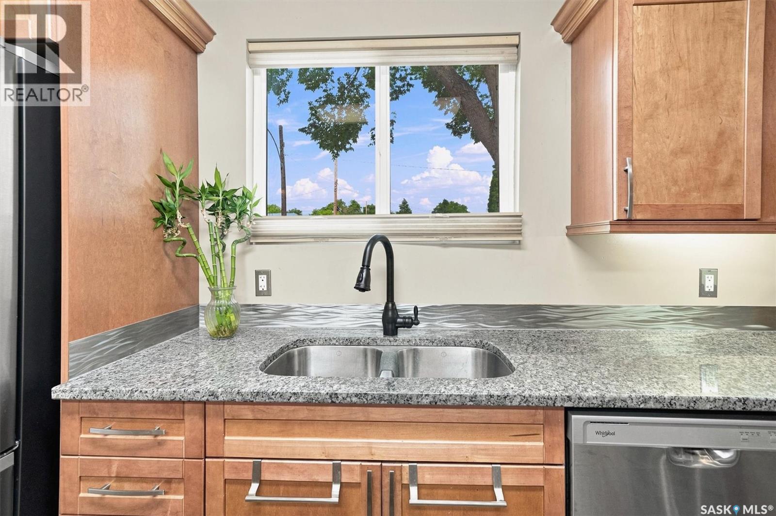 1201 Spadina Crescent W, Saskatoon, SK - Indoor Photo Showing Kitchen With Double Sink With Upgraded Kitchen