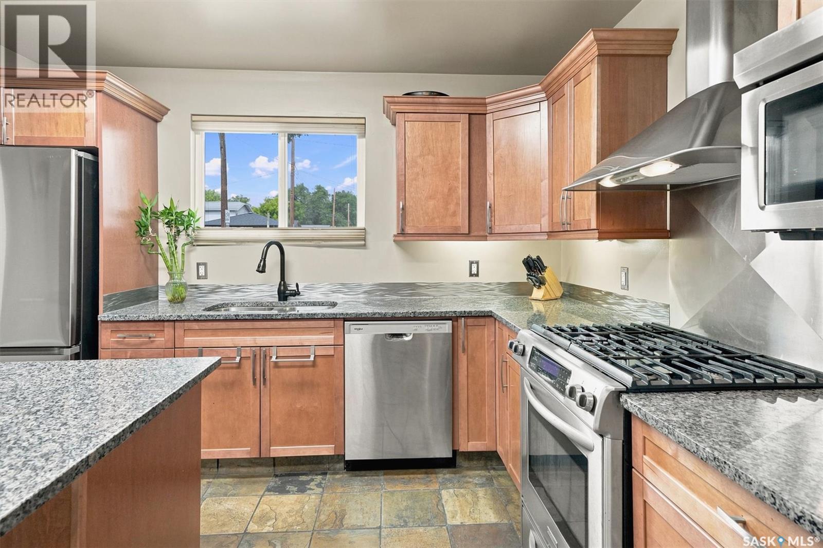 1201 Spadina Crescent W, Saskatoon, SK - Indoor Photo Showing Kitchen With Stainless Steel Kitchen With Upgraded Kitchen