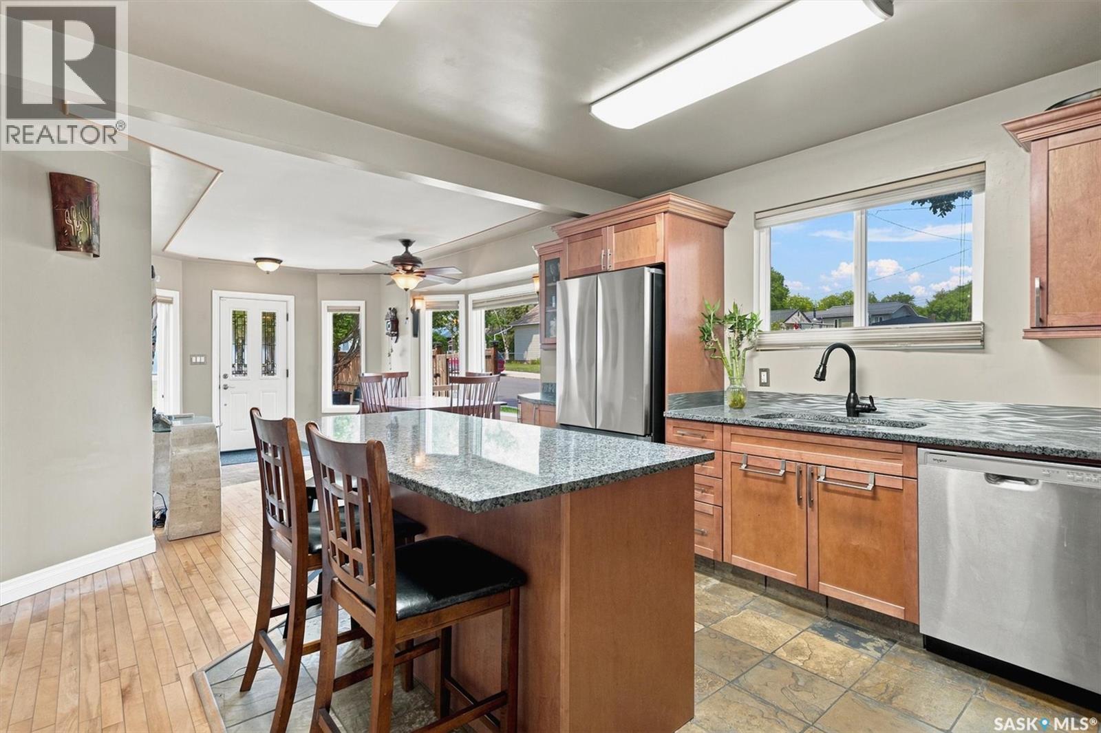 1201 Spadina Crescent W, Saskatoon, SK - Indoor Photo Showing Kitchen With Stainless Steel Kitchen With Upgraded Kitchen