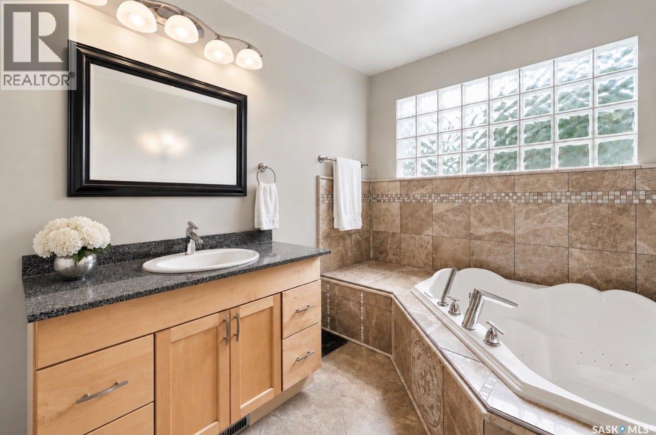 1201 Spadina Crescent W, Saskatoon, SK - Indoor Photo Showing Bathroom