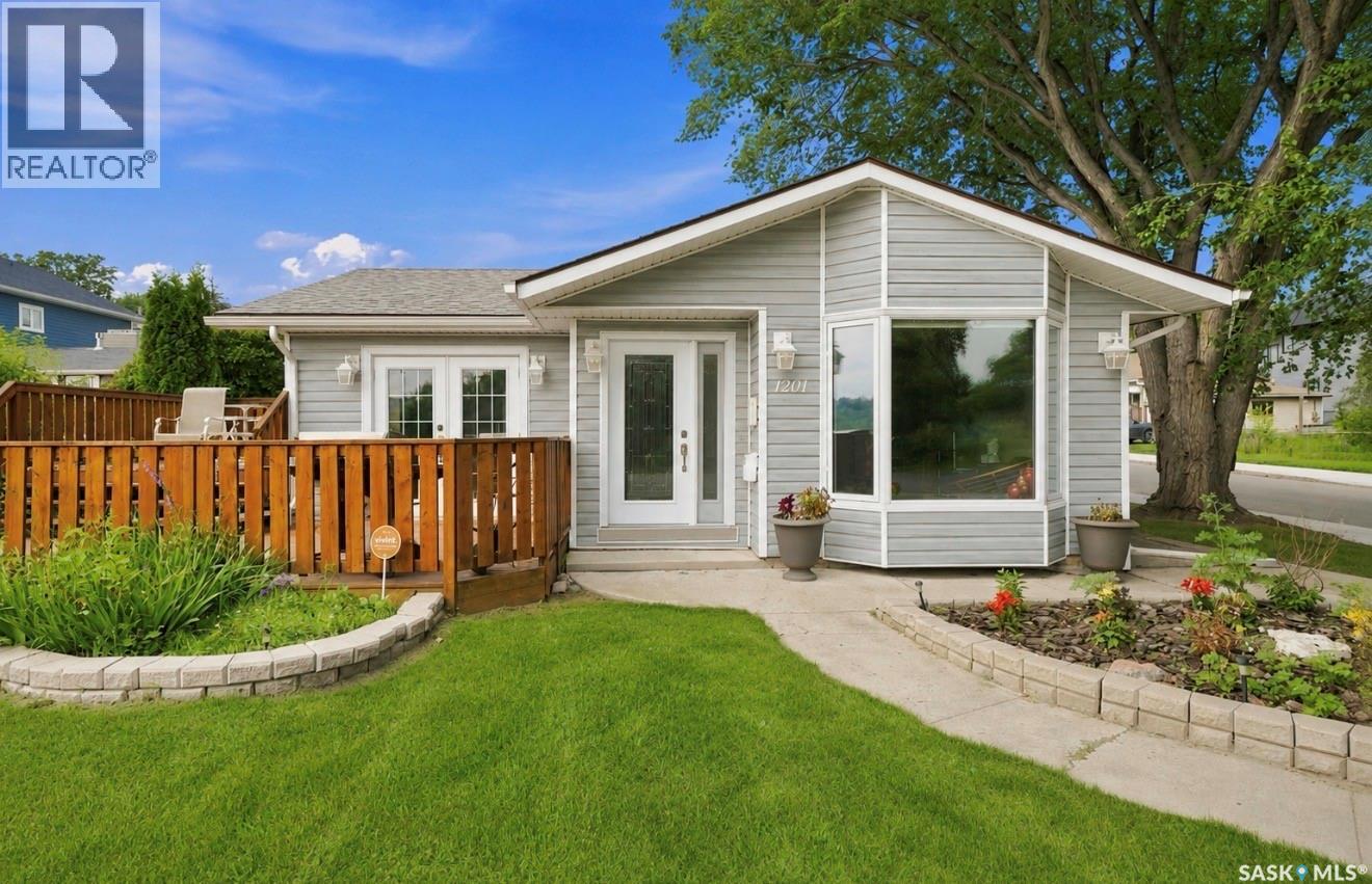 1201 Spadina Crescent W, Saskatoon, SK - Outdoor With Deck Patio Veranda