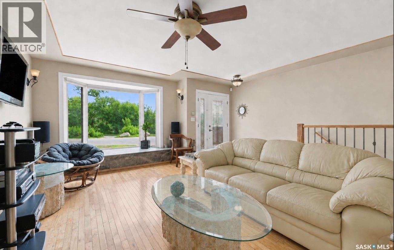 1201 Spadina Crescent W, Saskatoon, SK - Indoor Photo Showing Living Room