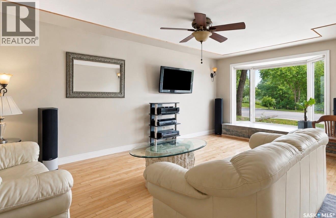 1201 Spadina Crescent W, Saskatoon, SK - Indoor Photo Showing Living Room