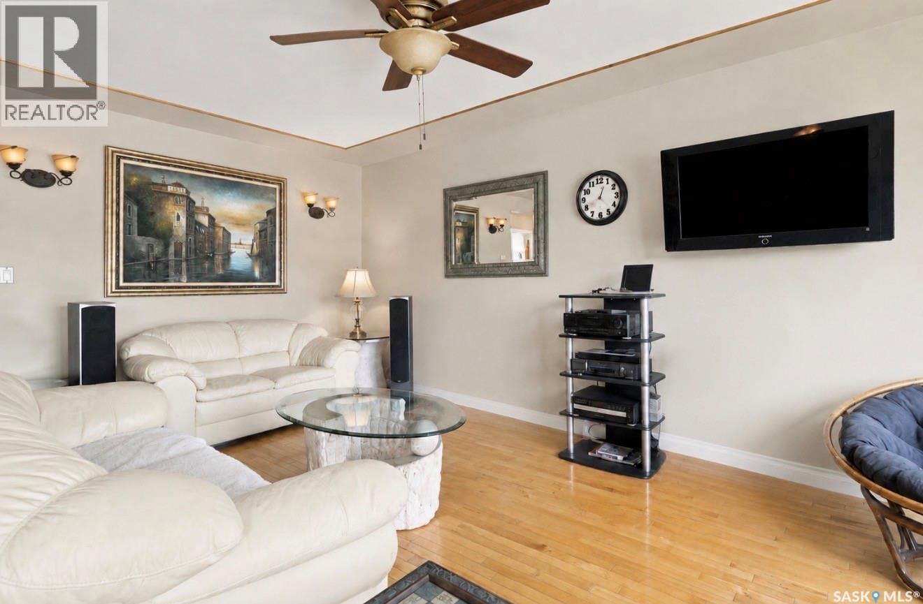 1201 Spadina Crescent W, Saskatoon, SK - Indoor Photo Showing Living Room
