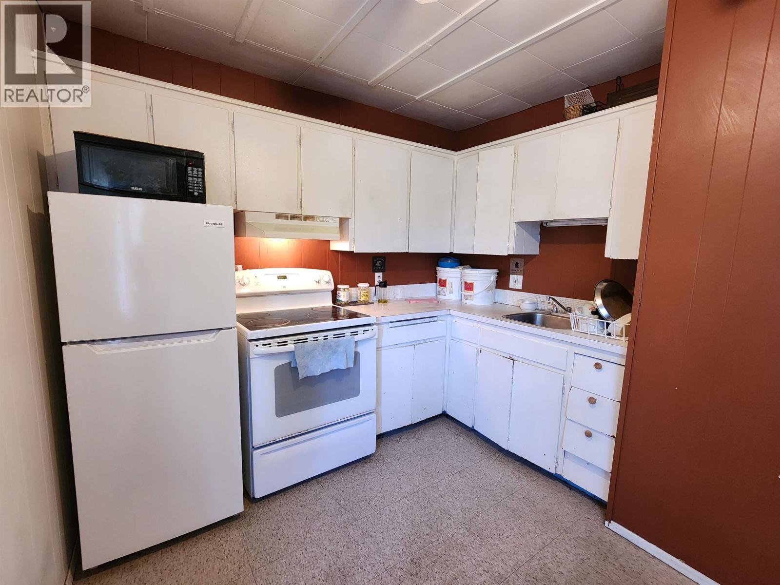 1944 Poplar Avenue, Quesnel, BC - Indoor Photo Showing Kitchen