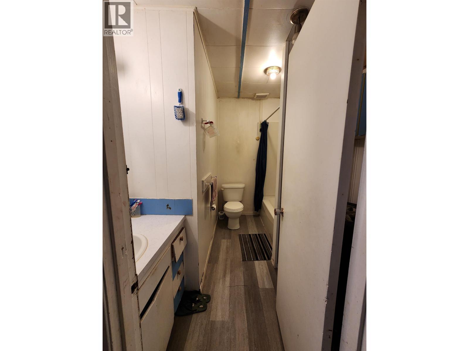 1944 Poplar Avenue, Quesnel, BC - Indoor Photo Showing Bathroom
