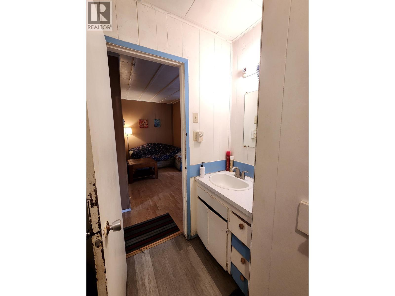 1944 Poplar Avenue, Quesnel, BC - Indoor Photo Showing Bathroom