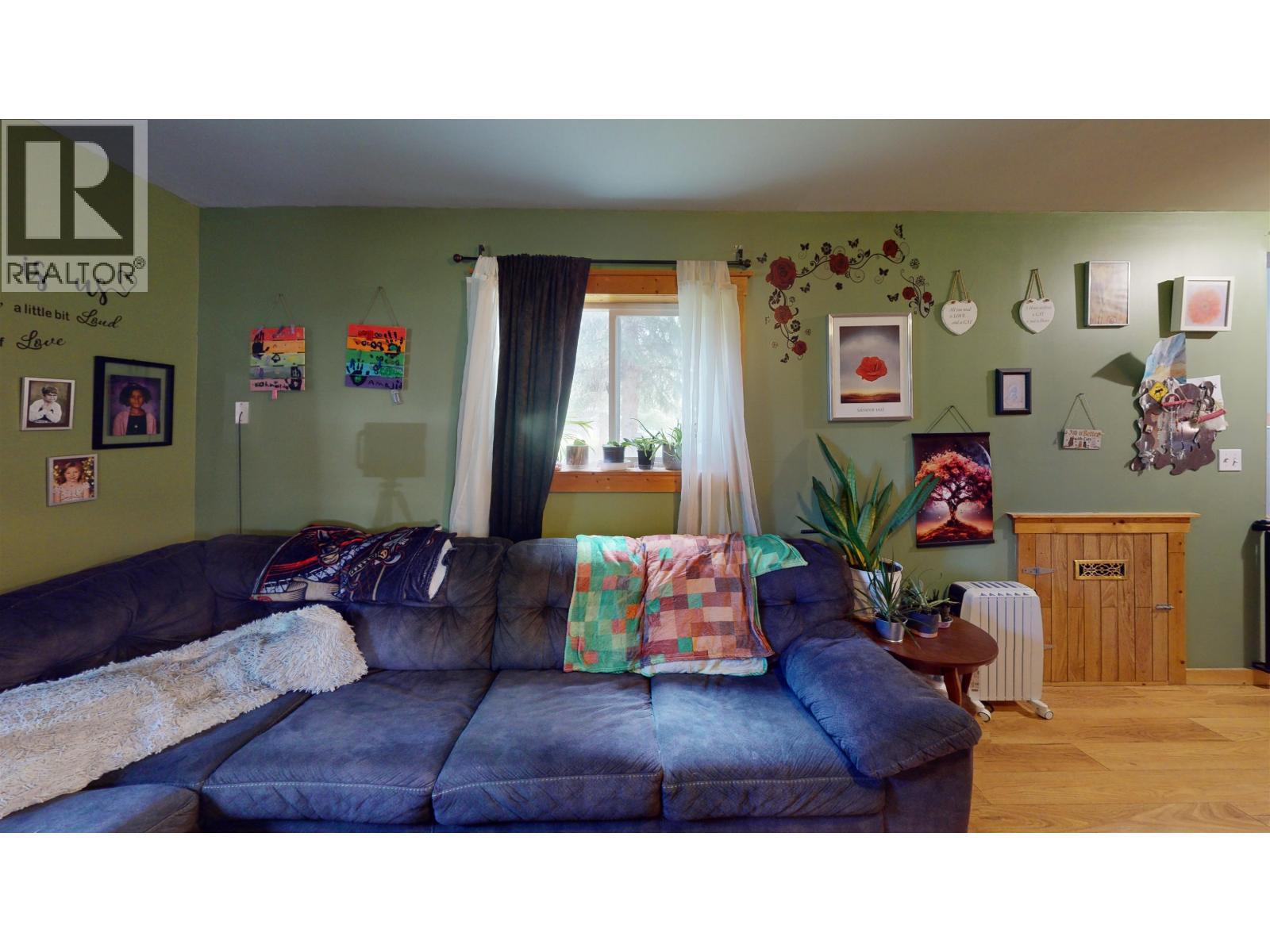1944 Poplar Avenue, Quesnel, BC - Indoor Photo Showing Living Room