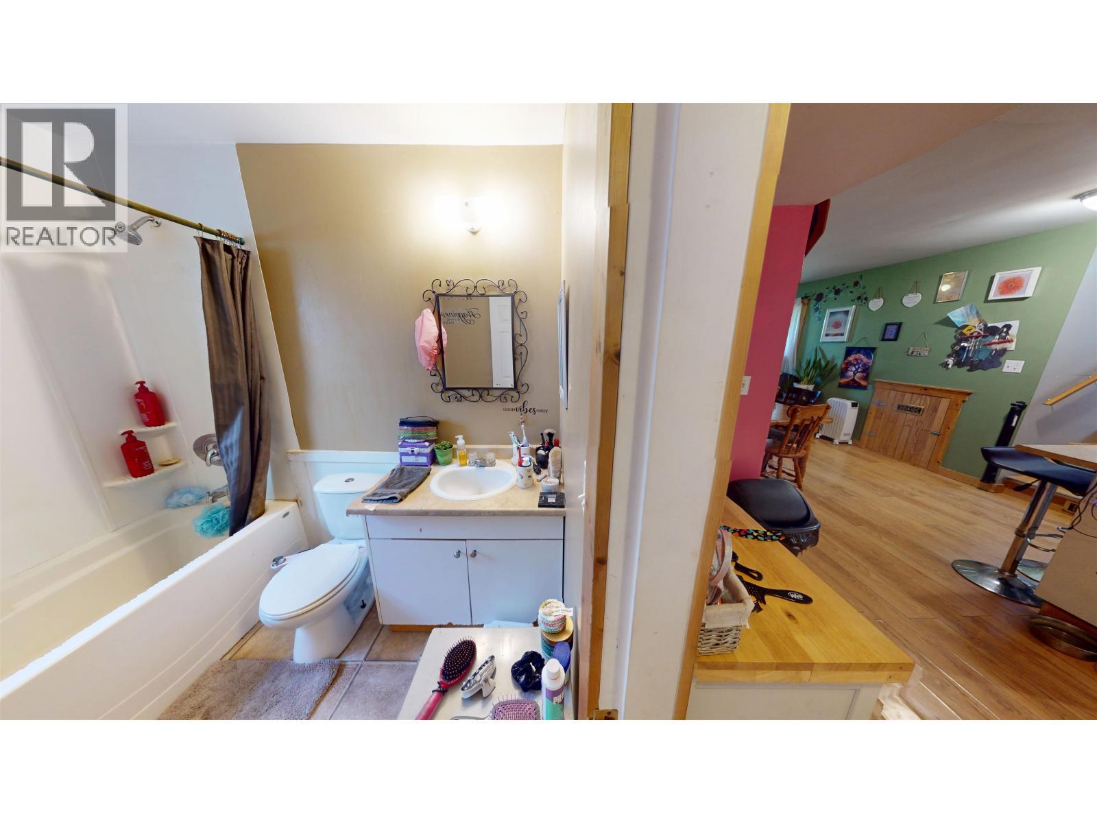 1944 Poplar Avenue, Quesnel, BC - Indoor Photo Showing Bathroom