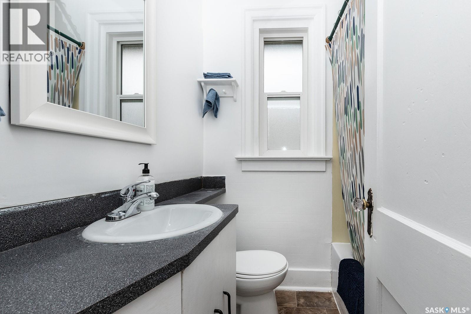 1223 C Avenue N, Saskatoon, SK - Indoor Photo Showing Bathroom