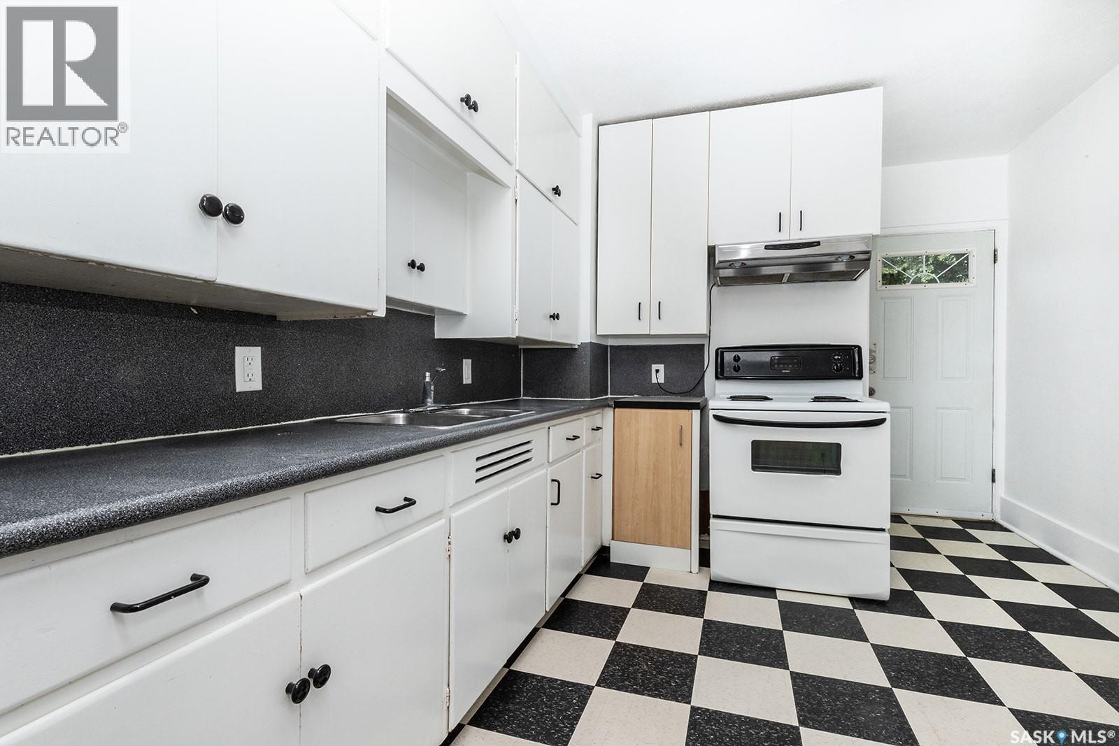 1223 C Avenue N, Saskatoon, SK - Indoor Photo Showing Kitchen