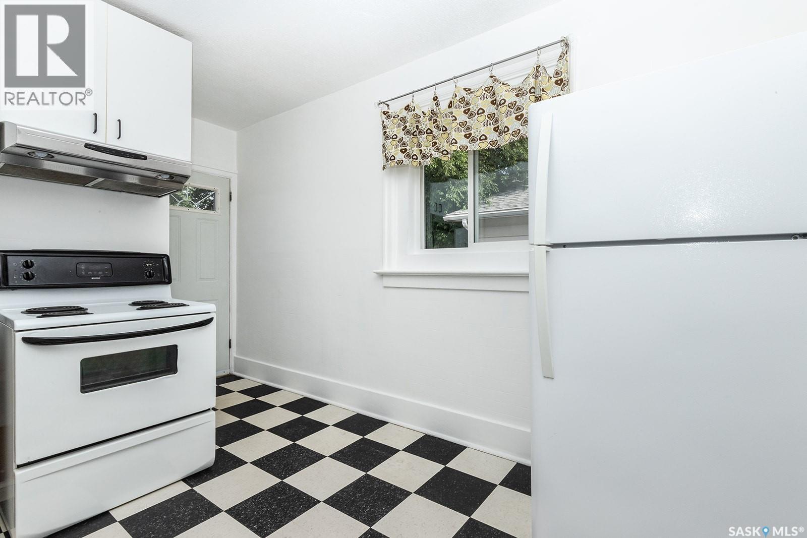 1223 C Avenue N, Saskatoon, SK - Indoor Photo Showing Kitchen