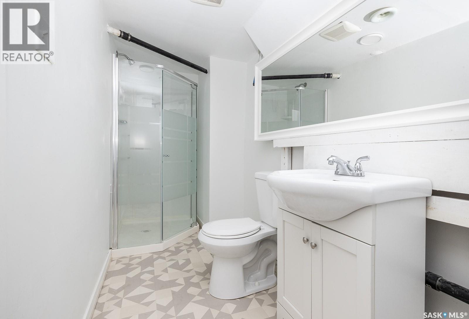 1223 C Avenue N, Saskatoon, SK - Indoor Photo Showing Bathroom