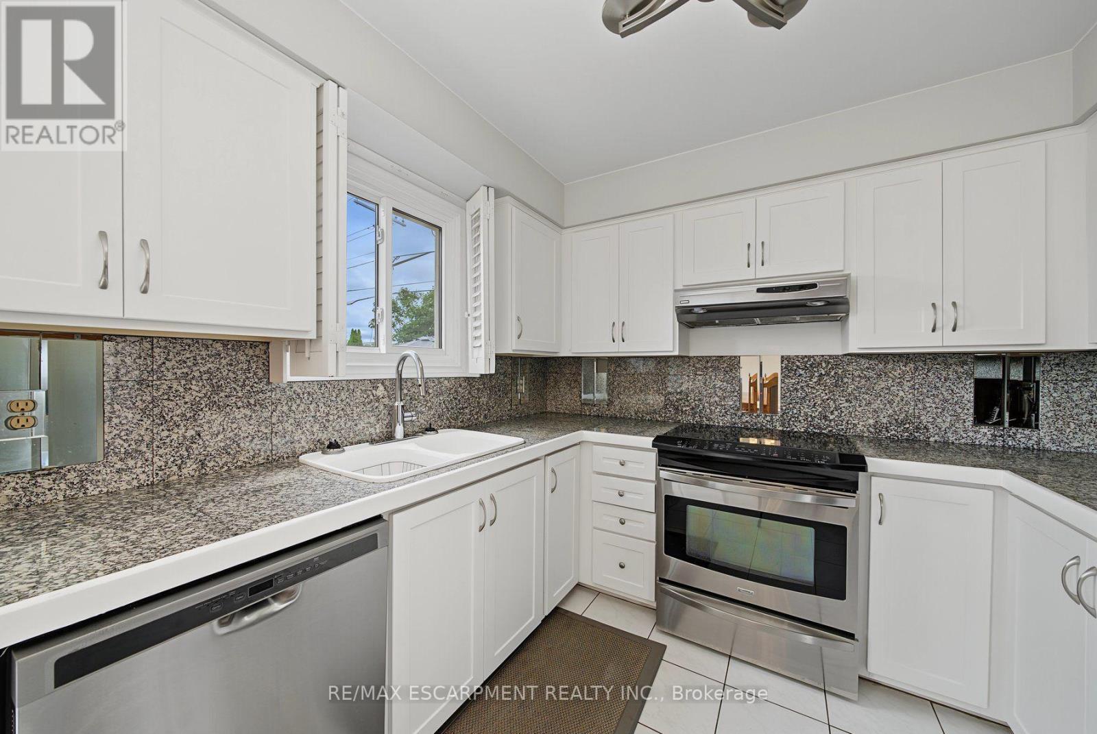 2 Cresthaven Drive, Hamilton, ON - Indoor Photo Showing Kitchen