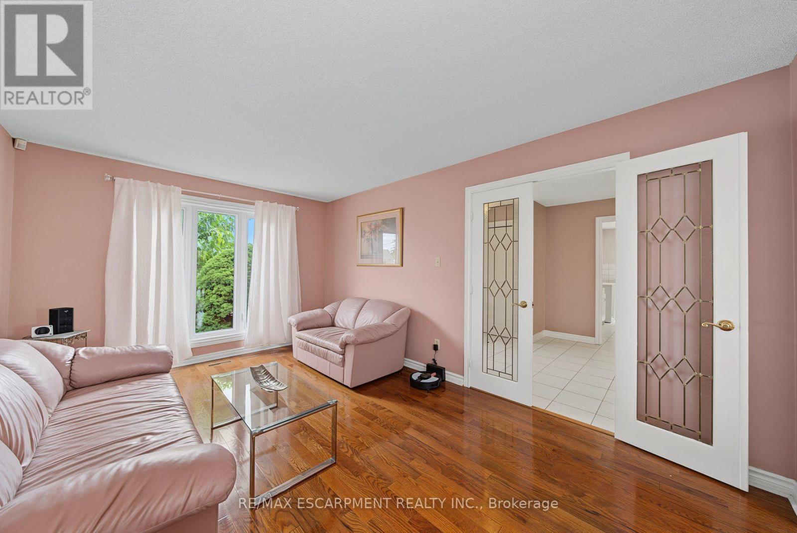 2 Cresthaven Drive, Hamilton, ON - Indoor Photo Showing Living Room