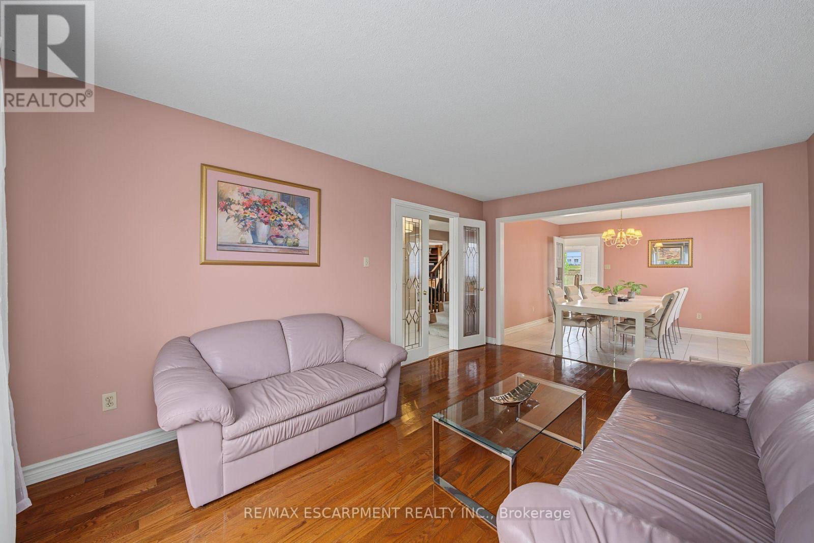 2 Cresthaven Drive, Hamilton, ON - Indoor Photo Showing Living Room