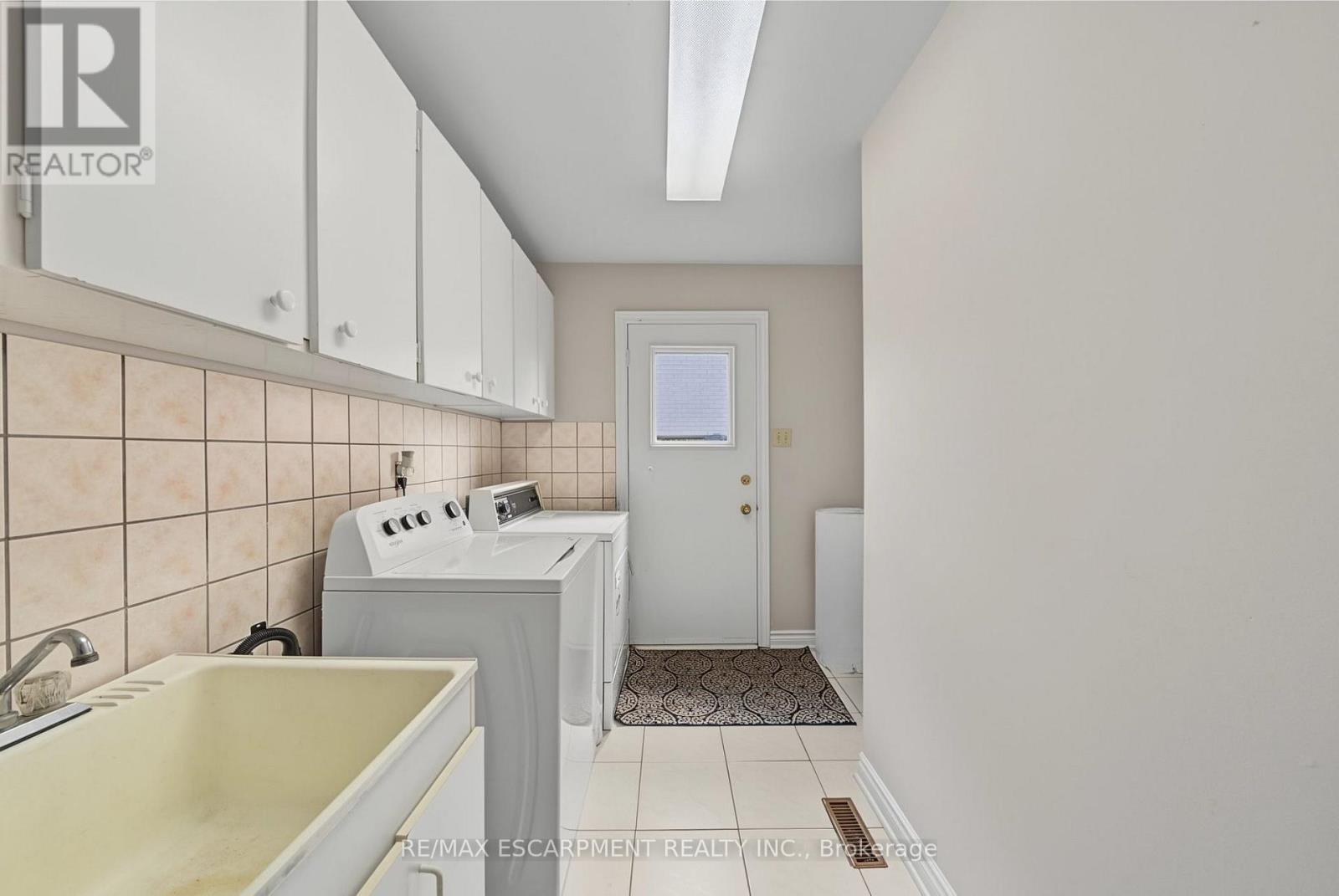 2 Cresthaven Drive, Hamilton, ON - Indoor Photo Showing Laundry Room