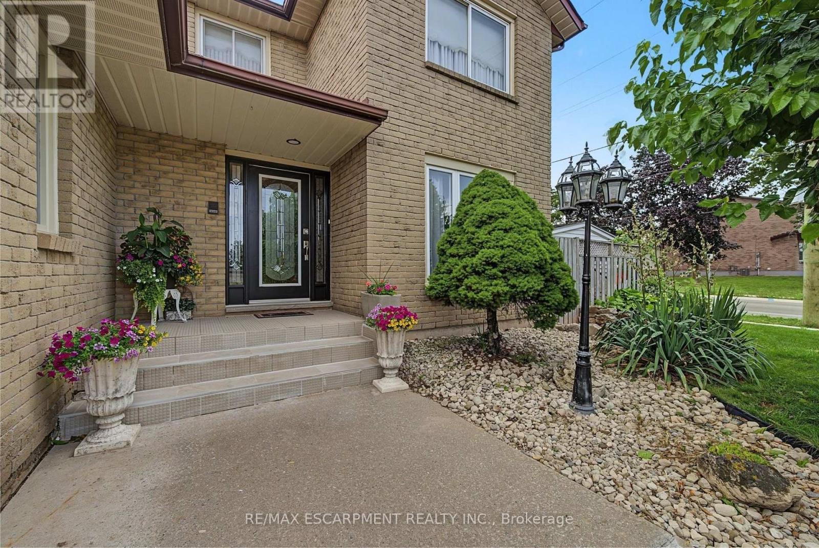 2 Cresthaven Drive, Hamilton, ON - Outdoor