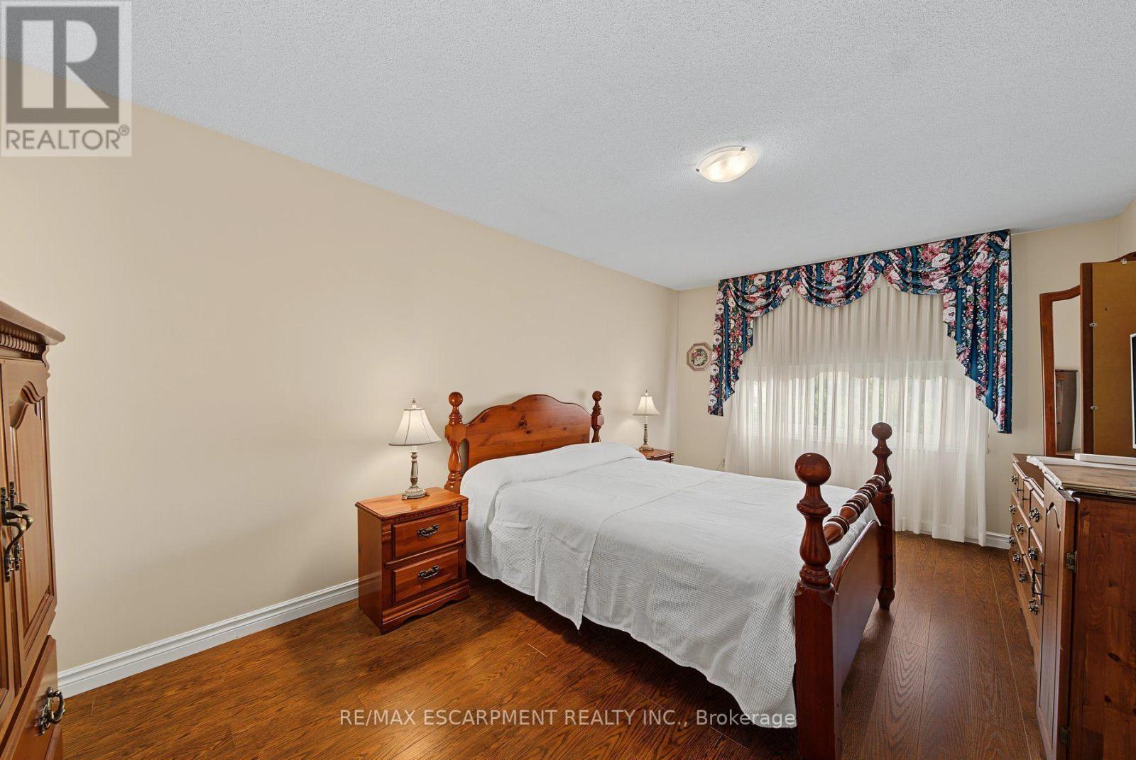 2 Cresthaven Drive, Hamilton, ON - Indoor Photo Showing Bedroom