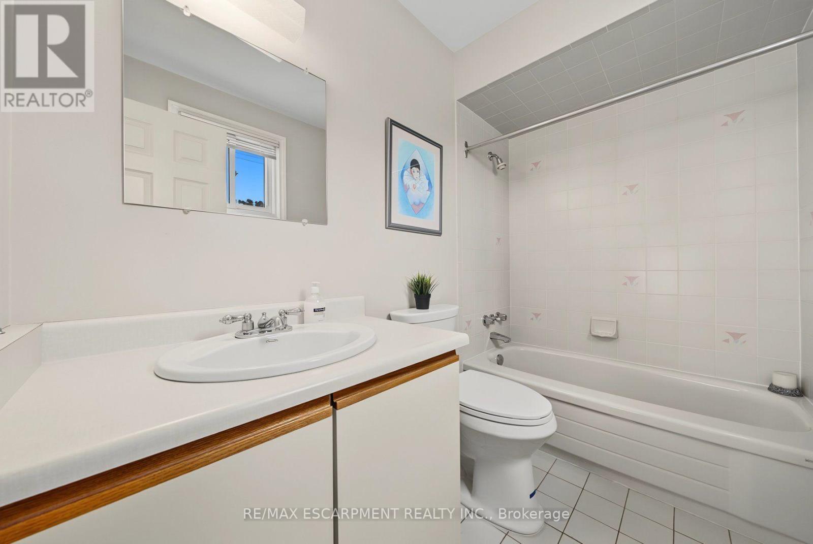 2 Cresthaven Drive, Hamilton, ON - Indoor Photo Showing Bathroom