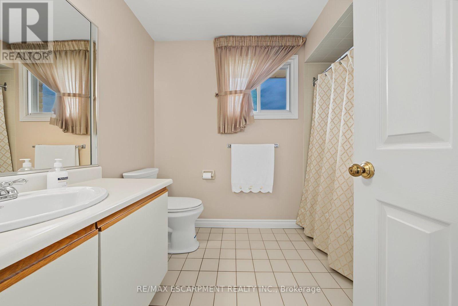2 Cresthaven Drive, Hamilton, ON - Indoor Photo Showing Bathroom
