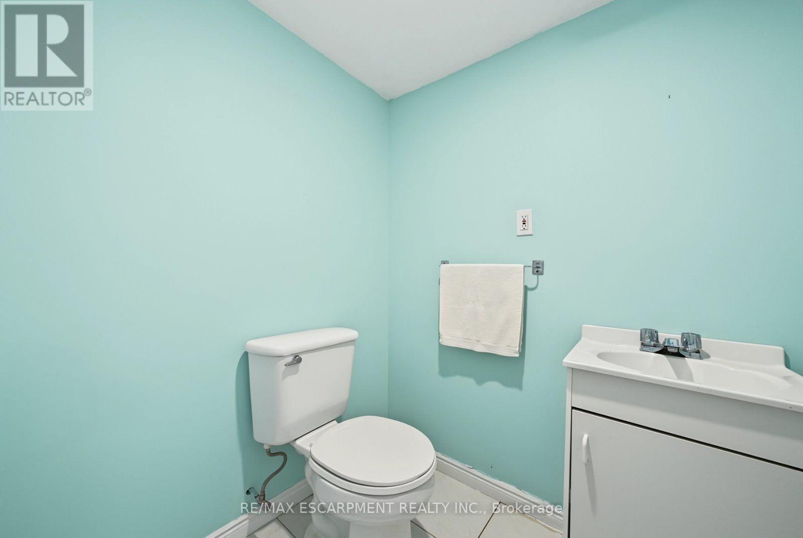 2 Cresthaven Drive, Hamilton, ON - Indoor Photo Showing Bathroom