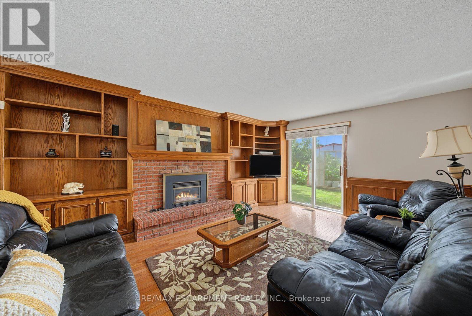 2 Cresthaven Drive, Hamilton, ON - Indoor Photo Showing Living Room With Fireplace
