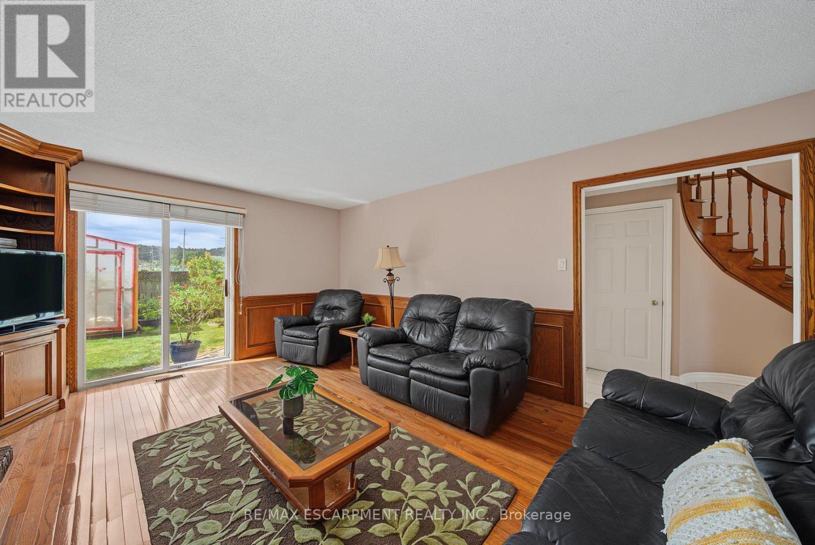 2 Cresthaven Drive, Hamilton, ON - Indoor Photo Showing Living Room