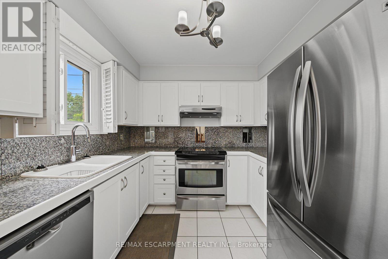 2 Cresthaven Drive, Hamilton, ON - Indoor Photo Showing Kitchen With Double Sink