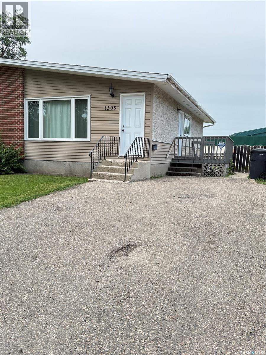 1305 Park Avenue, Weyburn, SK - Outdoor