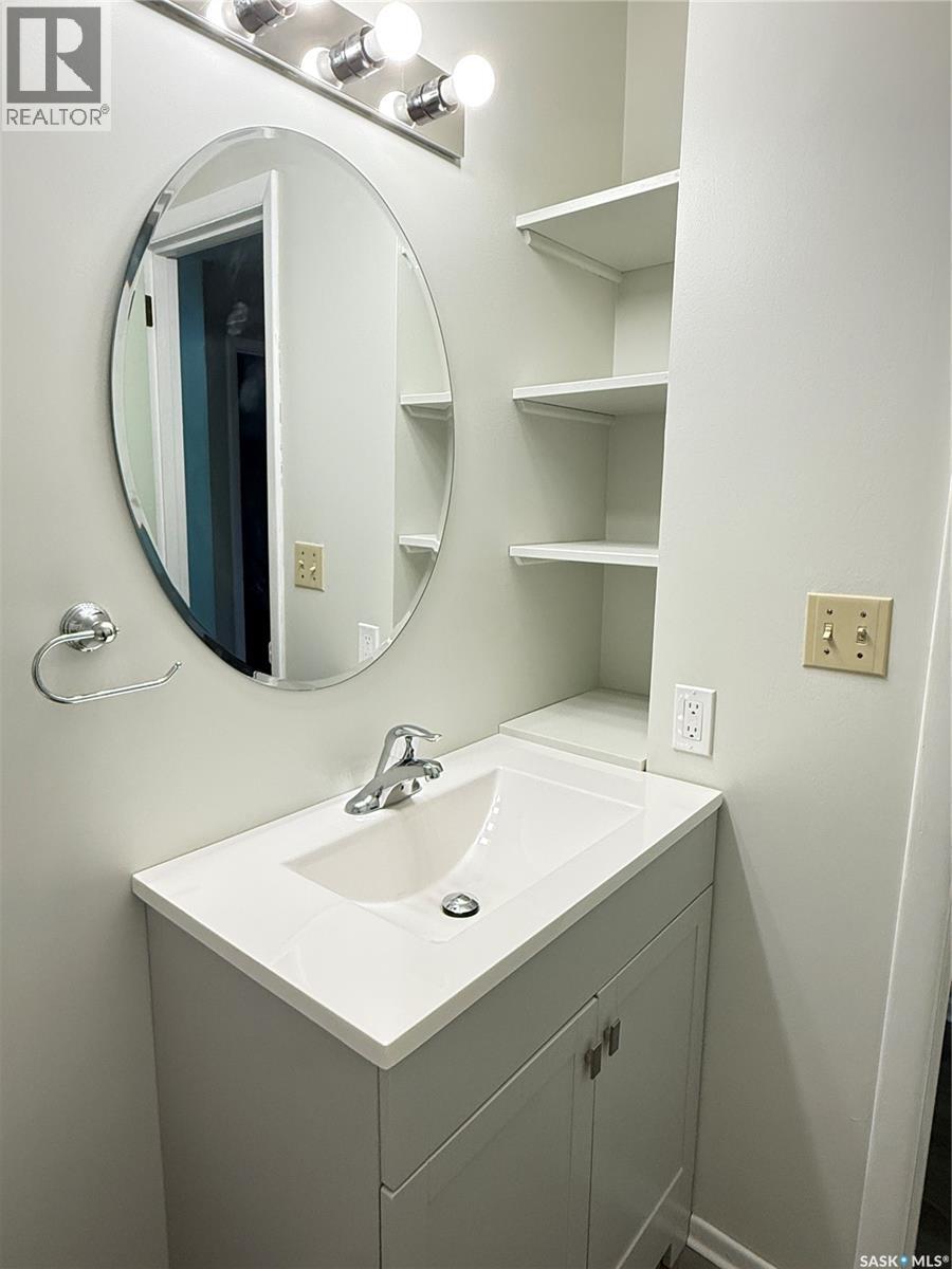 1305 Park Avenue, Weyburn, SK - Indoor Photo Showing Laundry Room