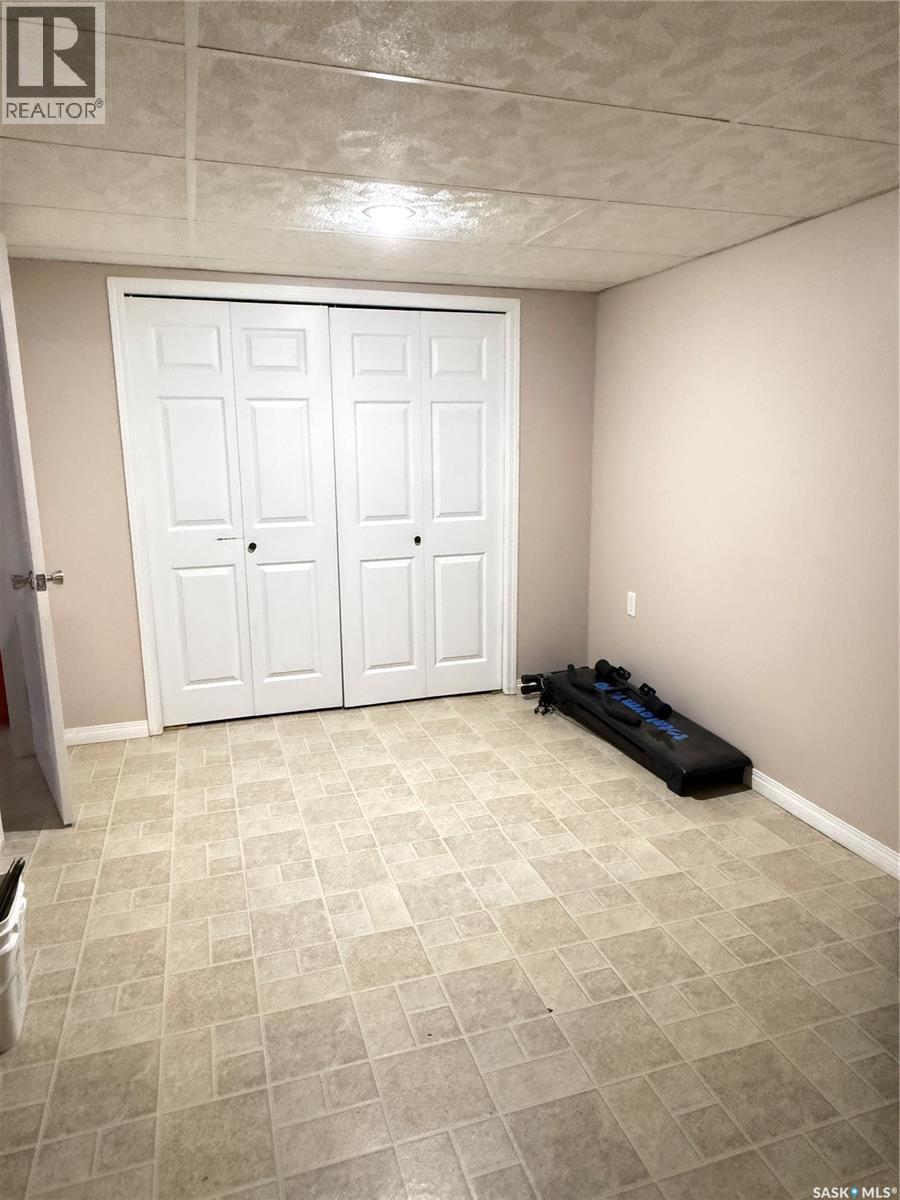 1305 Park Avenue, Weyburn, SK - Indoor Photo Showing Other Room
