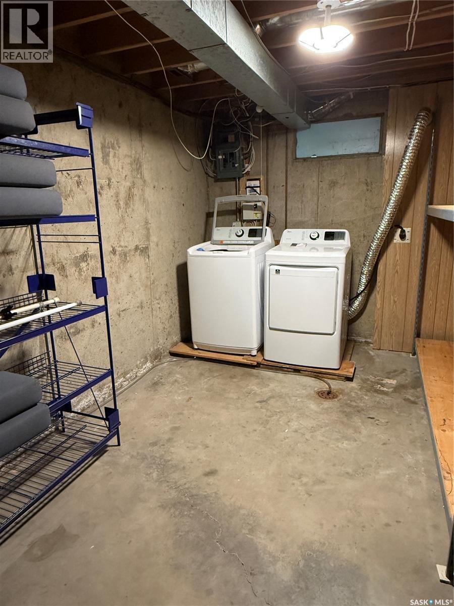1305 Park Avenue, Weyburn, SK - Indoor Photo Showing Laundry Room