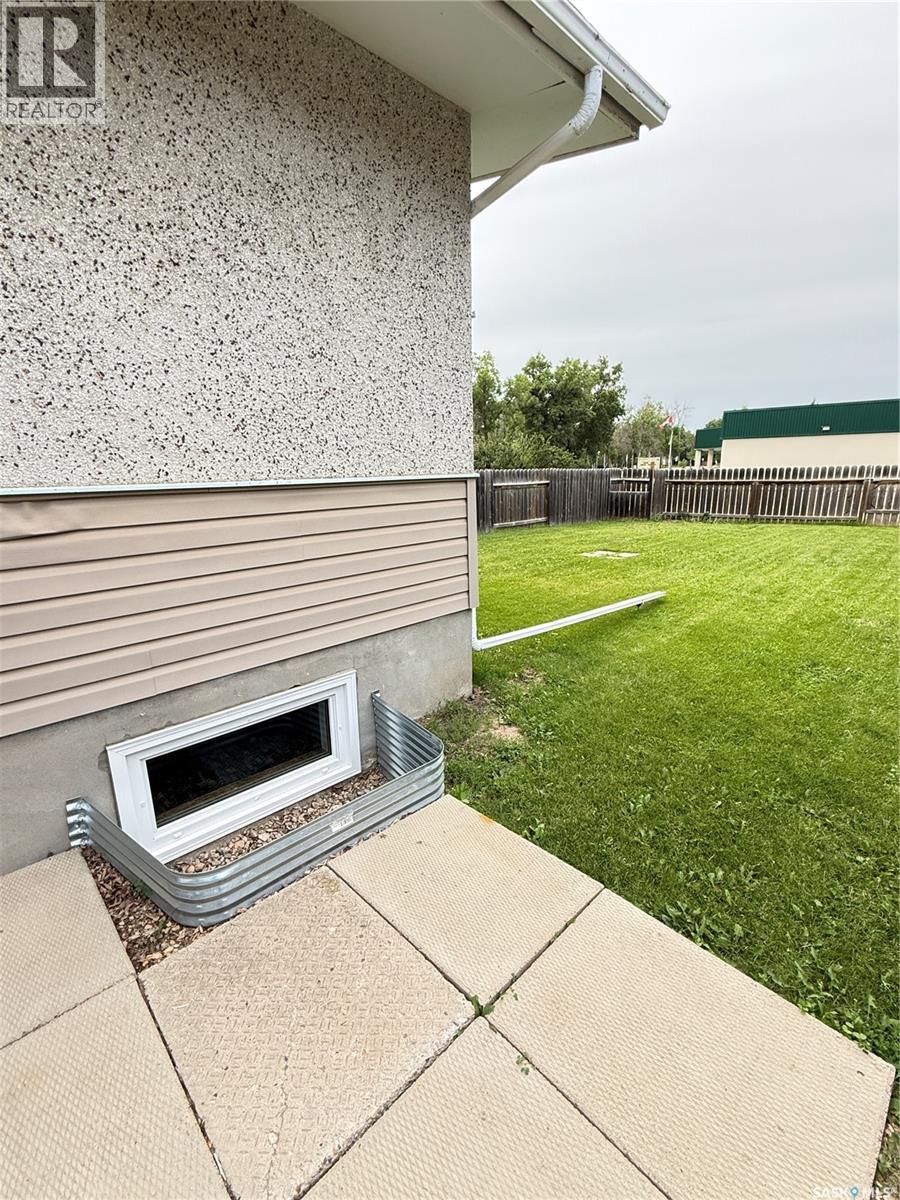 1305 Park Avenue, Weyburn, SK - Outdoor With Exterior