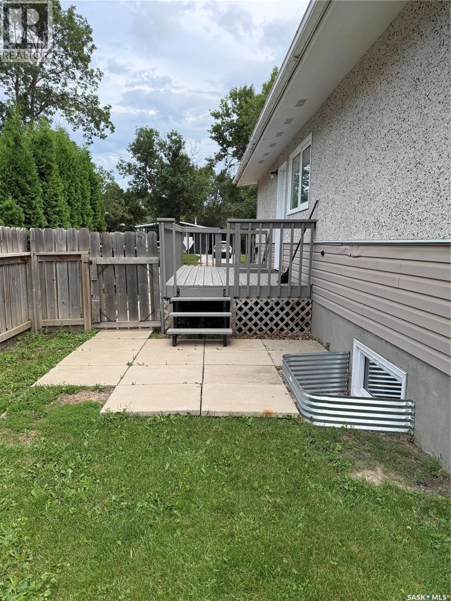 1305 Park Avenue, Weyburn, SK - Outdoor With Deck Patio Veranda