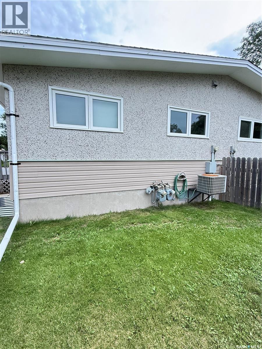 1305 Park Avenue, Weyburn, SK - Outdoor