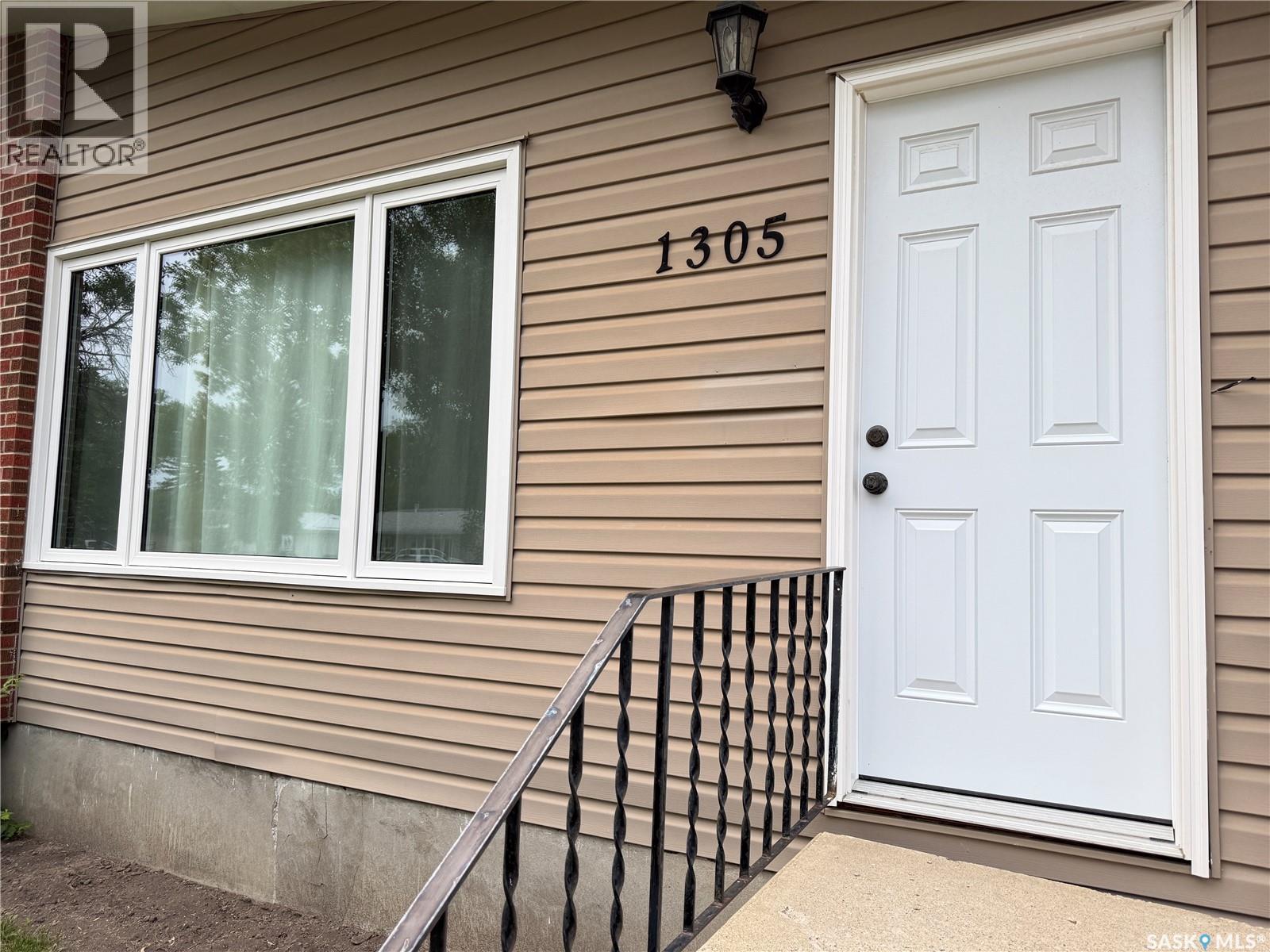 1305 Park Avenue, Weyburn, SK - Outdoor With Exterior