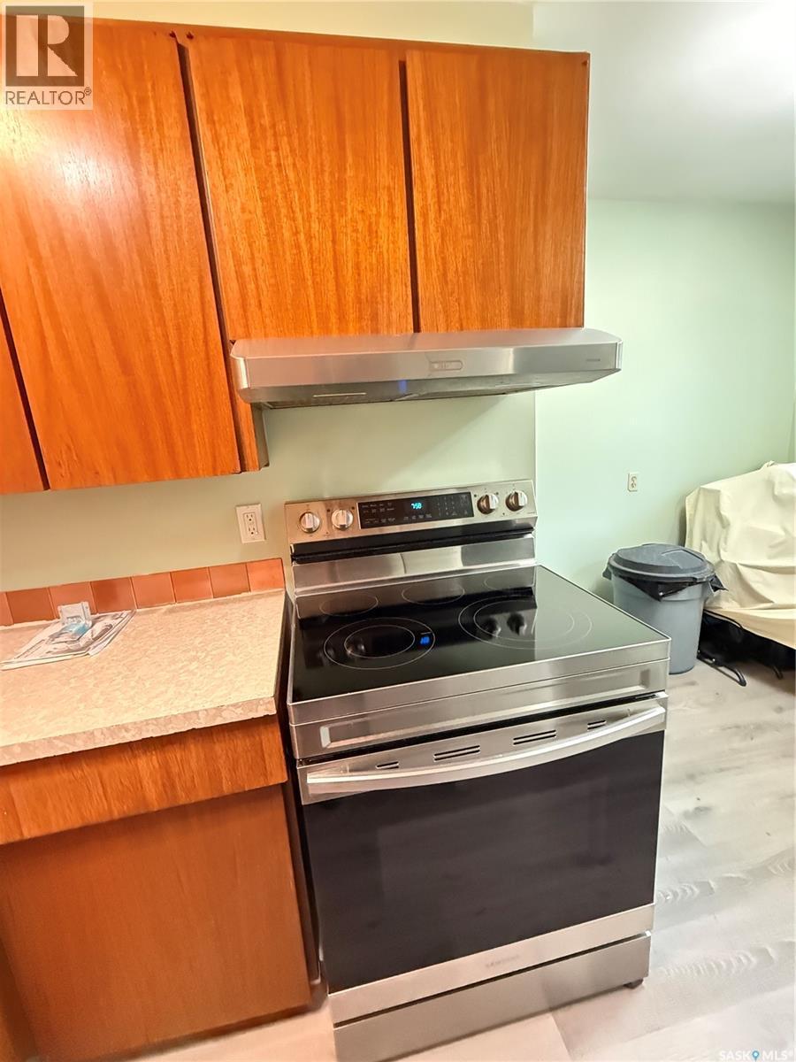 1305 Park Avenue, Weyburn, SK - Indoor Photo Showing Kitchen