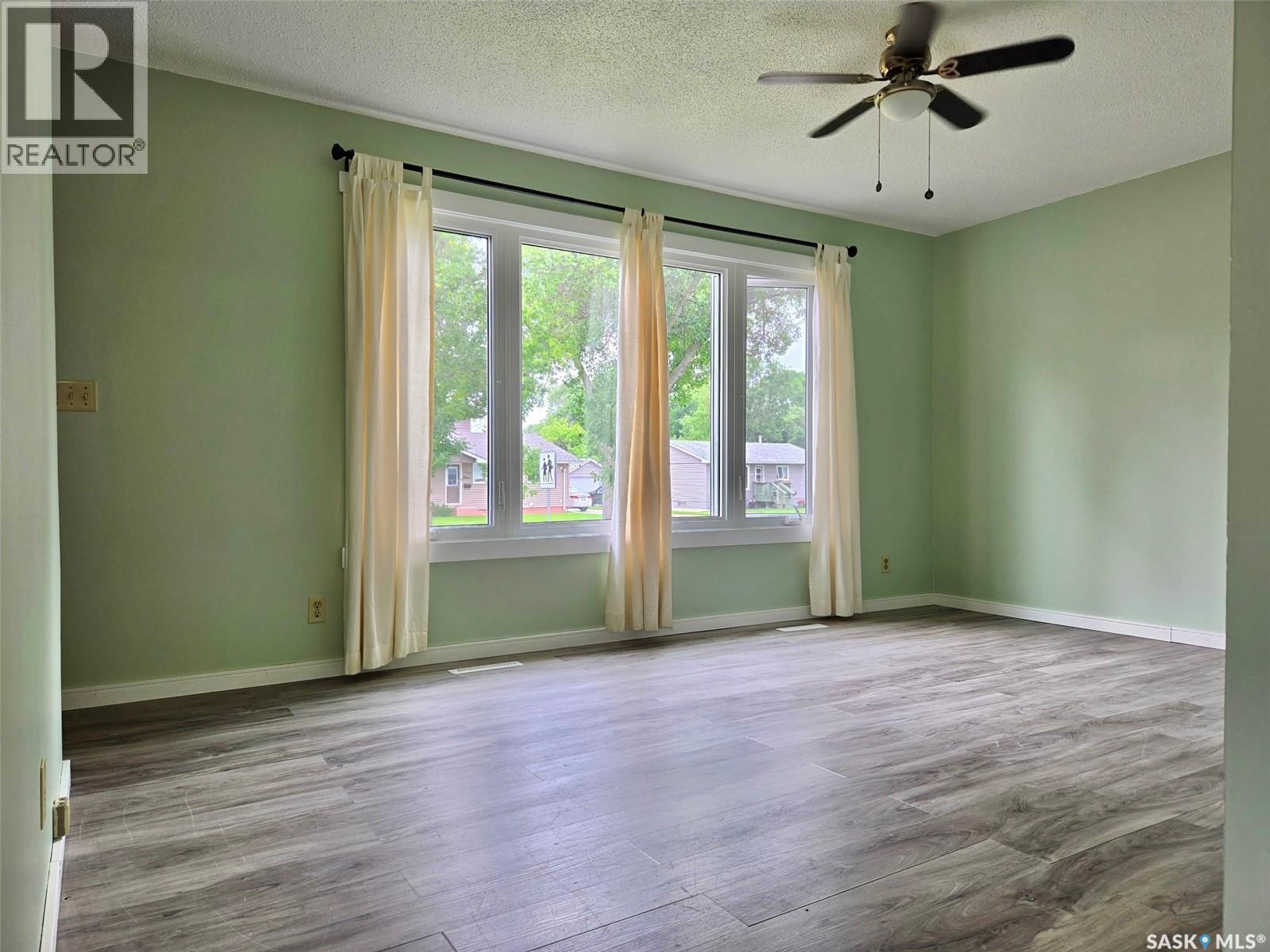 1305 Park Avenue, Weyburn, SK - Indoor Photo Showing Other Room
