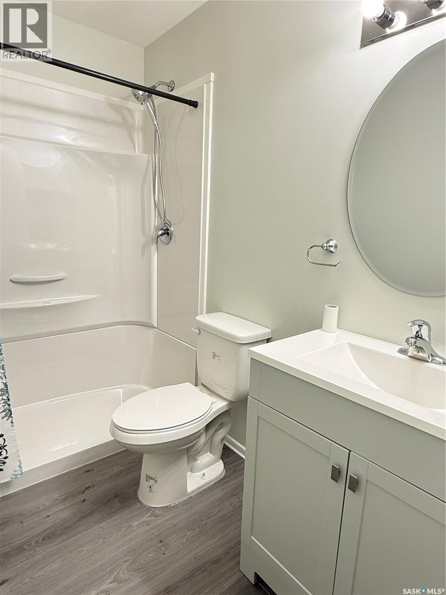 1305 Park Avenue, Weyburn, SK - Indoor Photo Showing Bathroom
