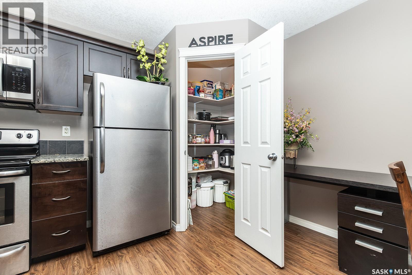 118 125 Willis Crescent, Saskatoon, SK - Indoor Photo Showing Kitchen With Stainless Steel Kitchen