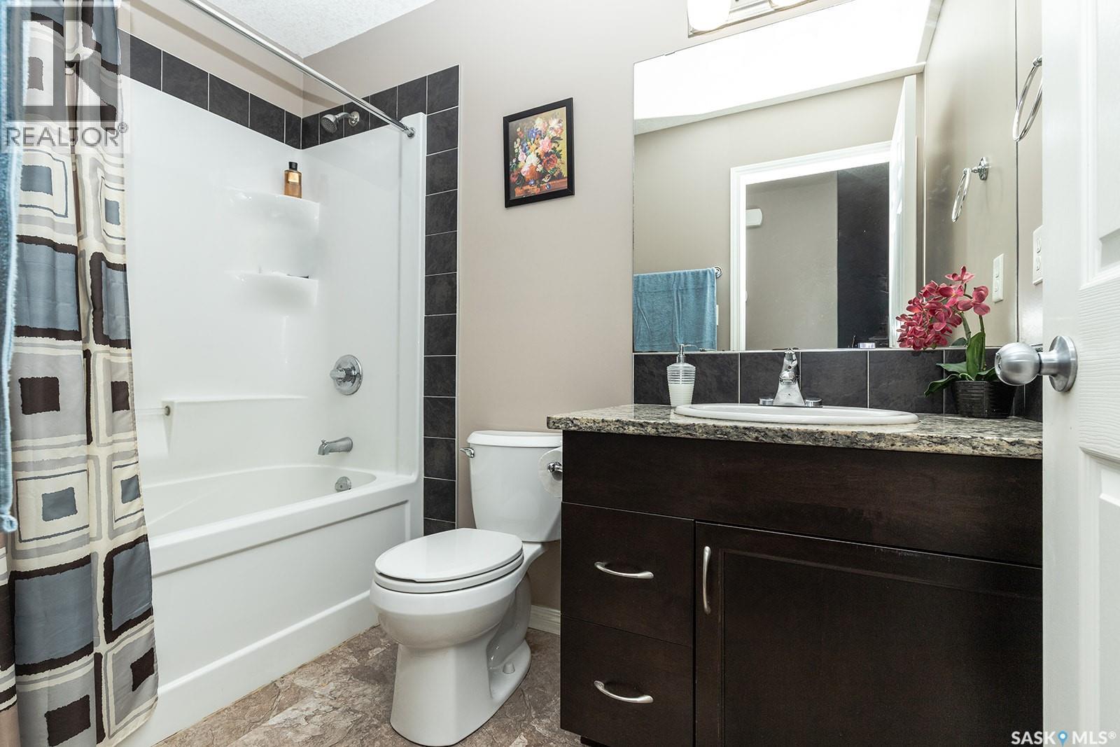 118 125 Willis Crescent, Saskatoon, SK - Indoor Photo Showing Bathroom