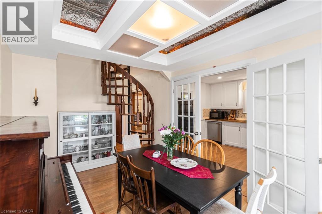 52 Cameron Avenue S, Hamilton, ON - Indoor Photo Showing Dining Room