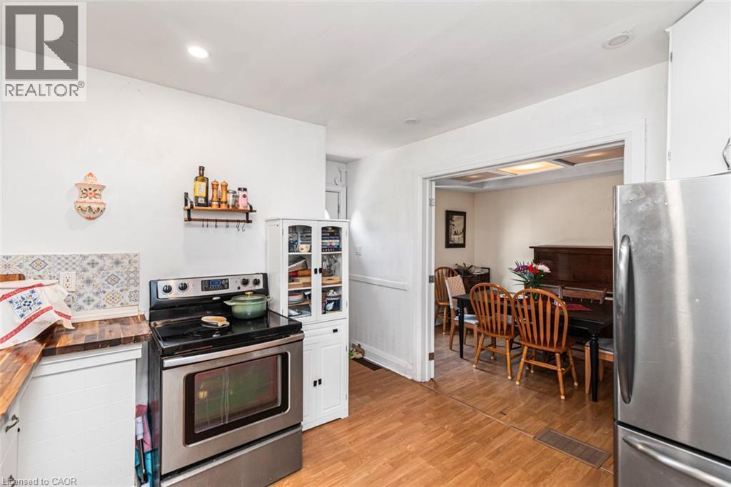 52 Cameron Avenue S, Hamilton, ON - Indoor Photo Showing Kitchen