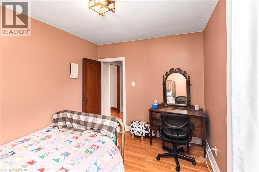 52 Cameron Avenue S, Hamilton, ON - Indoor Photo Showing Bedroom