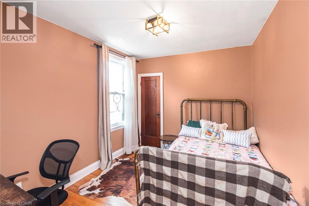 52 Cameron Avenue S, Hamilton, ON - Indoor Photo Showing Bedroom