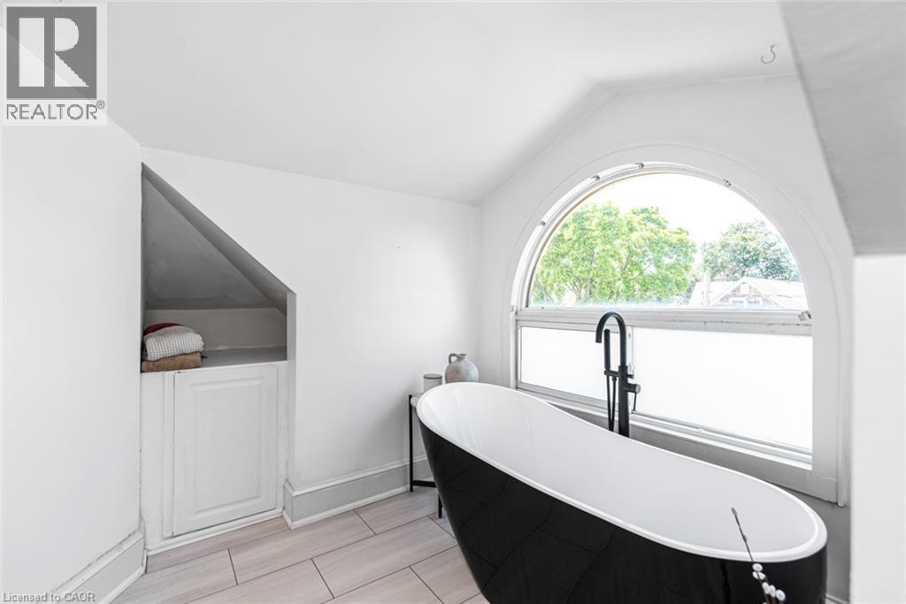 52 Cameron Avenue S, Hamilton, ON - Indoor Photo Showing Bathroom