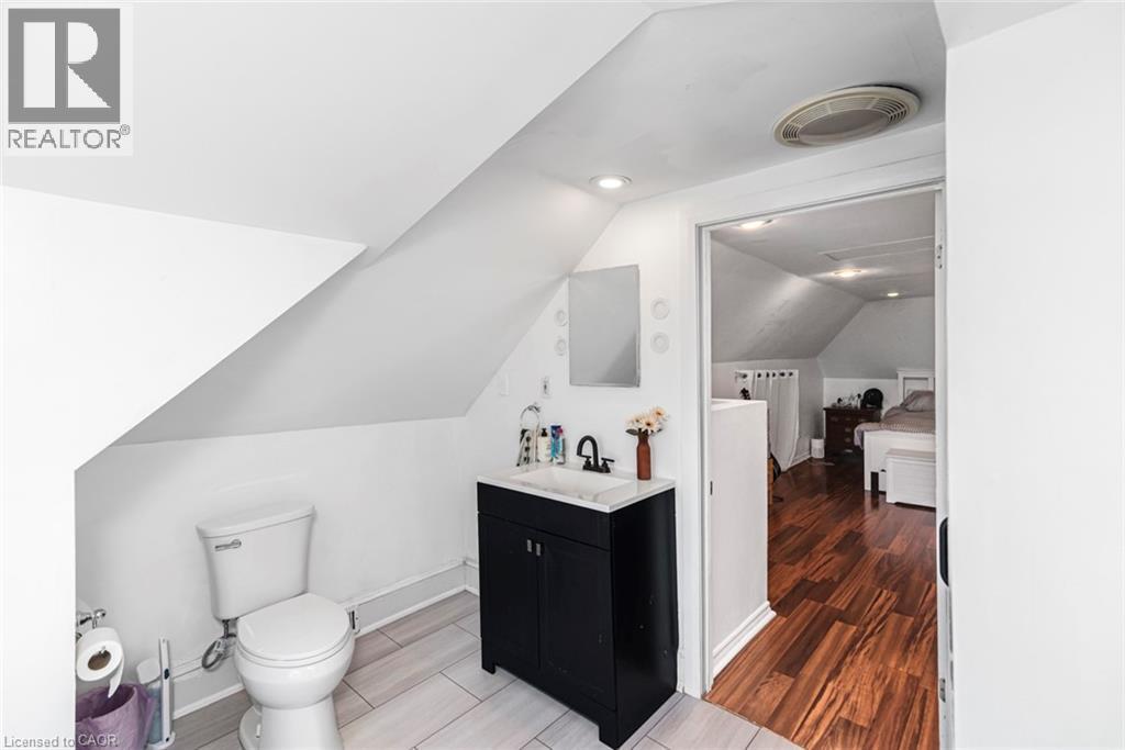 52 Cameron Avenue S, Hamilton, ON - Indoor Photo Showing Bathroom