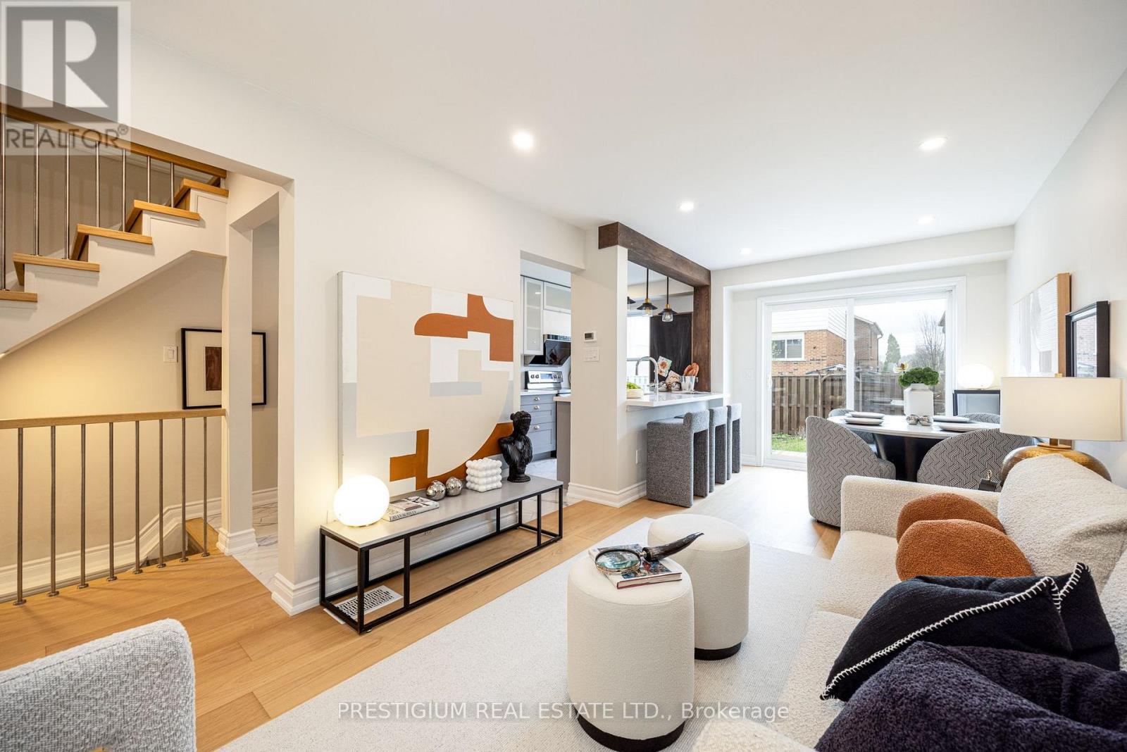 4094 Teakwood Drive, Mississauga, ON - Indoor Photo Showing Living Room