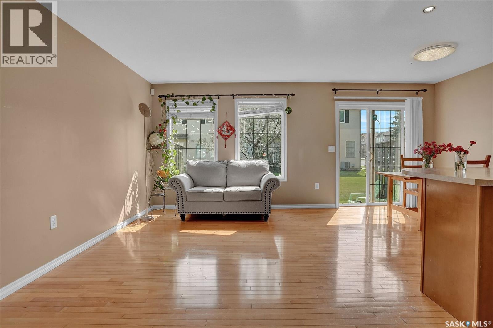 2 3101 Tregarva Road E, Regina, SK - Indoor Photo Showing Living Room